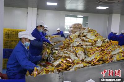 廣西滬桂食品集團員工在包裝螺螄粉。 林馨 攝