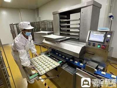 探訪中小學生配餐"中央廚房"丨2小時加工2.75萬份午餐 飯菜入口時不低于60℃